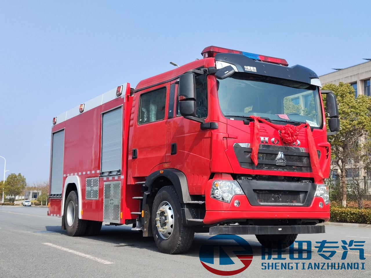重汽豪沃8T泡沫消防車(chē)